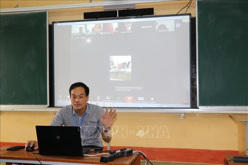 Chỉ có một số nhà trường ở trung tâm các huyện, thị, thành phố có thể triển khai được hình thức học onile, trực tuyến qua các thiết bị máy tính, điện thoại thông minh... Ảnh: Tuấn Anh-TTXVN Chỉ có một số nhà trường ở trung tâm các huyện, thị, thành phố có thể triển khai được hình thức học onile, trực tuyến qua các thiết bị máy tính, điện thoại thông minh... Ảnh: Tuấn Anh-TTXVN