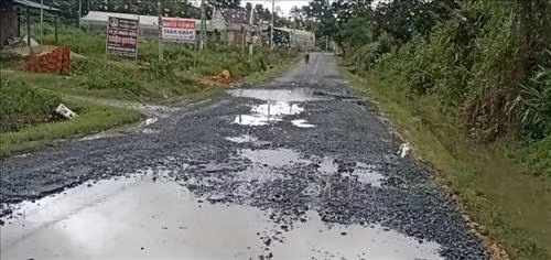 Một trong nhiều đoạn đường xấu trên Quốc lộ 27. Ảnh: Đặng Tuấn – TTXVN Một trong nhiều đoạn đường xấu trên Quốc lộ 27. Ảnh: Đặng Tuấn – TTXVN