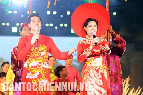 Các nghệ sỹ Thành phố trình diễn văn nghệ trong trang phục Áo dài truyền thống tại khai mạc Lễ hội Áo dài Thành phố Hồ Chí Minh 2018