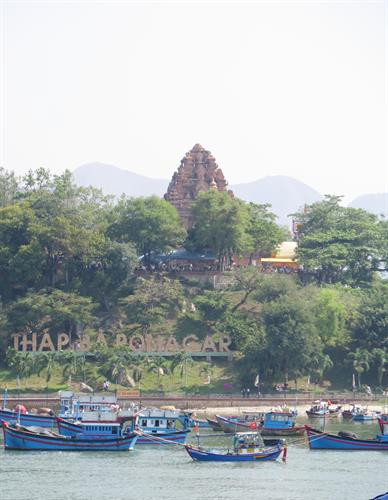 Tháp Bà Ponagar, một di tích thắng cảnh cấp quốc gia, tọa lạc tại trung tâm thành phố Nha Trang là một điểm đến cho du khách. Ảnh: Tiên Minh – TTXVN Tháp Bà Ponagar, một di tích thắng cảnh cấp quốc gia, tọa lạc tại trung tâm thành phố Nha Trang là một điểm đến cho du khách. Ảnh: Tiên Minh – TTXVN