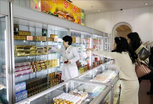 Thủ đô Bình Nhưỡng ngày nay mang một dáng vẻ hiện đại. Ảnh: Phương Hoa – TTXVN Những ngôi nhà cao tầng được sơn nhiều màu sắc mang dáng vẻ hiện đại cho Thủ đô Bình Nhưỡng. Ảnh: Phương Hoa- TTXVN Toàn cảnh thành phố Bình Nhưỡng nhìn từ trên cao. Ảnh: Phương Hoa – TTXVN Tiết mục hòa nhạc của Dàn nhạc Công Huân quốc gia Triều Tiên. Ảnh: Phương Hoa – TTXVN Đúng dịp sinh nhật của Chủ tịch Kim Nhật Thành, Triển lãm hoa được tổ chức tại Thủ đô Bình Nhưỡng. Ảnh: Phương Hoa – TTXVN Một gia đình Triều Tiên tham quan Triển lãm hoa Kim Nhật Thành. Ảnh: Phương Hoa – TTXVN Phụ nữ Triều Tiên mặc trang phục truyền thống vào xem Triển lãm hoa Kim Nhật Thành. Ảnh: Phương Hoa – TTXVN Người dân Triều Tiên xếp hàng vào xem Triển lãm hoa Kim Nhật Thành. Ảnh: Phương Hoa – TTXVN Một ngôi nhà truyền thống bên cạnh những công trình hiện đại. Ảnh: Phương Hoa – TTXVN Người dân và thiếu niên Triều Tiên đến vui chơi ở công viên. Ảnh: Phương Hoa – TTXVN Ngày cuối tuần, người dân Triều Tiên đến vui chơi ở các công viên nổi tiếng. Ảnh: Phương Hoa – TTXVN Một gian hàng dược phẩm ở Bình Nhưỡng. Ảnh: Phương Hoa – TTXVN Học sinh học môn thể thao yêu thích ở trường học. Ảnh: Phương Hoa – TTXVN Lớp học âm nhạc của học sinh Triều Tiên. Ảnh: Phương Hoa – TTXVN Lớp dạy lập trình tại Cung Học sinh Thiếu niên Vạn Cảnh Đài. Ảnh: Phương Hoa – TTXVN Triều Tiên rất chú trọng đến việc phát triển toàn diện con người, học sinh được tham gia các lớp học nghệ thuật. Ảnh: Phương Hoa- TTXVN Học sinh Triều Tiên học viết thư pháp. Ảnh: Phương Hoa – TTXVN Một cặp vợ chồng sắp cưới chụp ảnh trước Bảo tàng Chiến thắng Chiến tranh Giải phóng Tổ quốc. Ảnh: Phương Hoa – TTXVN Người dân xếp hàng trật tự lên phương tiện giao thông công cộng. Ảnh: Phương Hoa- TTXVN Cung Thái Dương Kumsusan-nơi an nghỉ của Chủ tịch Kim Nhật Thành và Kim Jong - Il. Ảnh: Phương Hoa – TTXVN Nhà ga trung tâm ở Thủ đô Bình Nhưỡng. Ảnh: Phương Hoa – TTXVN Tòa nhà Quốc hội ở Thủ đô Bình Nhưỡng. Ảnh: Phương Hoa – TTXVN Ngoài phương tiện giao thông công cộng, người dân Bình Nhưỡng thường xuyên sử dụng xe đạp. Ảnh: Phương Hoa – TTXVN Hoa nở trên đường phố cùng với những ngôi nhà cao tầng mang nhiều màu sắc rực rỡ. Ảnh: Phương Hoa – TTXVN Tượng "Vạn Lý Mã" - bức tượng nổi tiếng ở Bình Nhưỡng. Ảnh: Phương Hoa – TTXVN Những dãy phố với công trình kiến trúc hiện đại được xây dựng ở Bình Nhưỡng. Ảnh: Phương Hoa – TTXVN Nhiều chung cư cao tầng được xây dựng phục vụ chỗ ở cho người dân ở Thủ đô Bình Nhưỡng. Ảnh: Phương Hoa – TTXVN Khải Hoàn Môn - một công trình nổi tiếng ở Bình Nhưỡng. Ảnh: Phương Hoa – TTXVN Tháp Chủ thể cao 170 m là Tượng đài về học thuyết tự lực tự cường ở Triều Tiên. Ảnh: Phương Hoa – TTXVN Một công trình kiến trúc truyền thống của Triều Tiên tại Thủ đô Bình Nhưỡng. Ảnh: Phương Hoa – TTXVN Quảng trường Kim Nhật Thành, nơi tổ chức các sự kiện lớn của Triều Tiên. Ảnh: Phương Hoa – TTXVN Pin năng lượng mặt trời được sử dụng ở nhiều nơi tại Thủ đô Bình Nhưỡng. Ảnh: Phương Hoa – TTXVN Ô tô điện là phương tiện giao thông công cộng phổ biển ở Bình Nhưỡng. Ảnh: Phương Hoa – TTXVN Nhà ga Bình Nhưỡng nhìn từ trên cao. Ảnh: Phương Hoa – TTXVN Tòa nhà Ryugyong cao 330m ở Thủ đô Bình Nhưỡng. Ảnh: Phương Hoa – TTXVN Một công trình lịch sử ở Thủ đô Bình Nhưỡng. Ảnh: Phương Hoa – TTXVN Học sinh mầm non được cô giáo dẫn đi dã ngoại. Ảnh: Phương Hoa – TTXVN Thủ đô Bình Nhưỡng nhìn từ trên cao. Ảnh: Phương Hoa – TTXVN Khu Chang Jong, nơi tập trung nhiều nhà cao tầng. Ảnh: Phương Hoa – TTXVN Thủ đô Bình Nhưỡng ngày nay mang một dáng vẻ hiện đại. Ảnh: Phương Hoa – TTXVN Những ngôi nhà cao tầng được sơn nhiều màu sắc mang dáng vẻ hiện đại cho Thủ đô Bình Nhưỡng. Ảnh: Phương Hoa- TTXVN Toàn cảnh thành phố Bình Nhưỡng nhìn từ trên cao. Ảnh: Phương Hoa – TTXVN Tiết mục hòa nhạc của Dàn nhạc Công Huân quốc gia Triều Tiên. Ảnh: Phương Hoa – TTXVN Đúng dịp sinh nhật của Chủ tịch Kim Nhật Thành, Triển lãm hoa được tổ chức tại Thủ đô Bình Nhưỡng. Ảnh: Phương Hoa – TTXVN Một gia đình Triều Tiên tham quan Triển lãm hoa Kim Nhật Thành. Ảnh: Phương Hoa – TTXVN Phụ nữ Triều Tiên mặc trang phục truyền thống vào xem Triển lãm hoa Kim Nhật Thành. Ảnh: Phương Hoa – TTXVN Người dân Triều Tiên xếp hàng vào xem Triển lãm hoa Kim Nhật Thành. Ảnh: Phương Hoa – TTXVN Một ngôi nhà truyền thống bên cạnh những công trình hiện đại. Ảnh: Phương Hoa – TTXVN Người dân và thiếu niên Triều Tiên đến vui chơi ở công viên. Ảnh: Phương Hoa – TTXVN Ngày cuối tuần, người dân Triều Tiên đến vui chơi ở các công viên nổi tiếng. Ảnh: Phương Hoa – TTXVN Một gian hàng dược phẩm ở Bình Nhưỡng. Ảnh: Phương Hoa – TTXVN Học sinh học môn thể thao yêu thích ở trường học. Ảnh: Phương Hoa – TTXVN Lớp học âm nhạc của học sinh Triều Tiên. Ảnh: Phương Hoa – TTXVN Lớp dạy lập trình tại Cung Học sinh Thiếu niên Vạn Cảnh Đài. Ảnh: Phương Hoa – TTXVN Triều Tiên rất chú trọng đến việc phát triển toàn diện con người, học sinh được tham gia các lớp học nghệ thuật. Ảnh: Phương Hoa- TTXVN Học sinh Triều Tiên học viết thư pháp. Ảnh: Phương Hoa – TTXVN Một cặp vợ chồng sắp cưới chụp ảnh trước Bảo tàng Chiến thắng Chiến tranh Giải phóng Tổ quốc. Ảnh: Phương Hoa – TTXVN Người dân xếp hàng trật tự lên phương tiện giao thông công cộng. Ảnh: Phương Hoa- TTXVN Cung Thái Dương Kumsusan-nơi an nghỉ của Chủ tịch Kim Nhật Thành và Kim Jong - Il. Ảnh: Phương Hoa – TTXVN Nhà ga trung tâm ở Thủ đô Bình Nhưỡng. Ảnh: Phương Hoa – TTXVN Tòa nhà Quốc hội ở Thủ đô Bình Nhưỡng. Ảnh: Phương Hoa – TTXVN Ngoài phương tiện giao thông công cộng, người dân Bình Nhưỡng thường xuyên sử dụng xe đạp. Ảnh: Phương Hoa – TTXVN Hoa nở trên đường phố cùng với những ngôi nhà cao tầng mang nhiều màu sắc rực rỡ. Ảnh: Phương Hoa – TTXVN Tượng "Vạn Lý Mã" - bức tượng nổi tiếng ở Bình Nhưỡng. Ảnh: Phương Hoa – TTXVN Những dãy phố với công trình kiến trúc hiện đại được xây dựng ở Bình Nhưỡng. Ảnh: Phương Hoa – TTXVN Nhiều chung cư cao tầng được xây dựng phục vụ chỗ ở cho người dân ở Thủ đô Bình Nhưỡng. Ảnh: Phương Hoa – TTXVN Khải Hoàn Môn - một công trình nổi tiếng ở Bình Nhưỡng. Ảnh: Phương Hoa – TTXVN Tháp Chủ thể cao 170 m là Tượng đài về học thuyết tự lực tự cường ở Triều Tiên. Ảnh: Phương Hoa – TTXVN Một công trình kiến trúc truyền thống của Triều Tiên tại Thủ đô Bình Nhưỡng. Ảnh: Phương Hoa – TTXVN Quảng trường Kim Nhật Thành, nơi tổ chức các sự kiện lớn của Triều Tiên. Ảnh: Phương Hoa – TTXVN Pin năng lượng mặt trời được sử dụng ở nhiều nơi tại Thủ đô Bình Nhưỡng. Ảnh: Phương Hoa – TTXVN Ô tô điện là phương tiện giao thông công cộng phổ biển ở Bình Nhưỡng. Ảnh: Phương Hoa – TTXVN Nhà ga Bình Nhưỡng nhìn từ trên cao. Ảnh: Phương Hoa – TTXVN Tòa nhà Ryugyong cao 330m ở Thủ đô Bình Nhưỡng. Ảnh: Phương Hoa – TTXVN Một công trình lịch sử ở Thủ đô Bình Nhưỡng. Ảnh: Phương Hoa – TTXVN Học sinh mầm non được cô giáo dẫn đi dã ngoại. Ảnh: Phương Hoa – TTXVN Thủ đô Bình Nhưỡng nhìn từ trên cao. Ảnh: Phương Hoa – TTXVN Khu Chang Jong, nơi tập trung nhiều nhà cao tầng. Ảnh: Phương Hoa – TTXVN