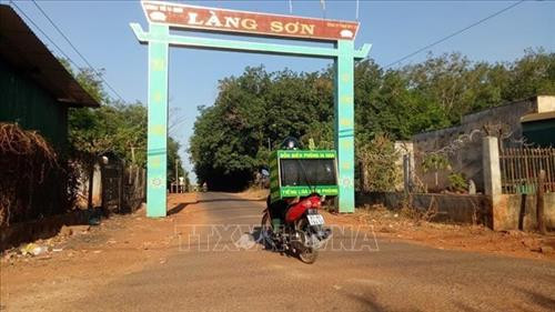 Chiến sỹ biên phòng chở theo thùng loa tuyên truyền phòng chống dịch Covid 19 đã quen thuộc với người dân vùng biên giới. Ảnh: Hồng Điệp - TTXVN Chiến sỹ biên phòng chở theo thùng loa tuyên truyền phòng chống dịch Covid 19 đã quen thuộc với người dân vùng biên giới. Ảnh: Hồng Điệp - TTXVN