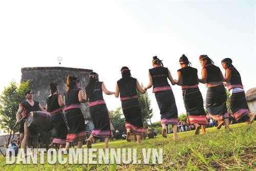 Dân làng mở hội múa hát trong ngày diễn ra lễ cầu mưa. Ảnh: Như Nguyễn Dân làng mở hội múa hát trong ngày diễn ra lễ cầu mưa. Ảnh: Như Nguyễn