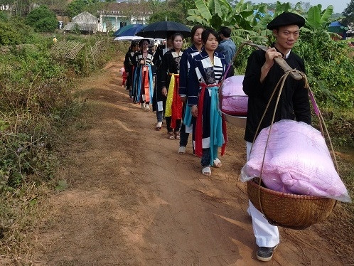 Lễ đặt gánh - ăn hỏi của người Cao Lan. Lễ đặt gánh - ăn hỏi của người Cao Lan.