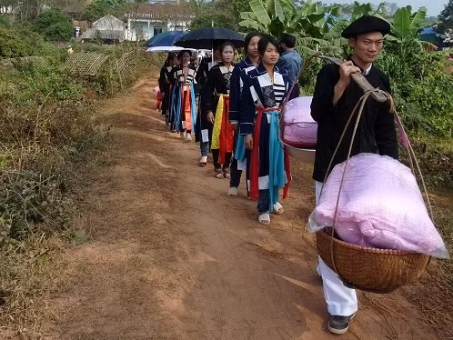 Lễ đặt gánh - ăn hỏi của người Cao Lan.