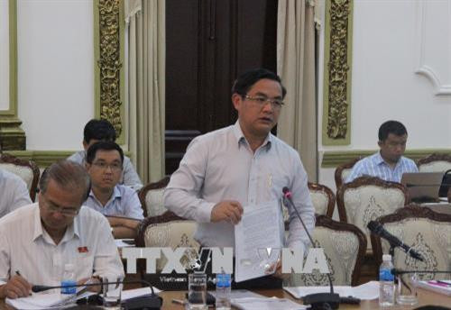 Ông Trần Trọng Tuấn, Giám đốc Sở Xây dựng Thành phố Hồ Chí Minh trả lời các câu hỏi của đại biểu Hội đồng nhân dân. Ảnh: Xuân Dự - TTXVN Ông Trần Trọng Tuấn, Giám đốc Sở Xây dựng Thành phố Hồ Chí Minh trả lời các câu hỏi của đại biểu Hội đồng nhân dân. Ảnh: Xuân Dự - TTXVN