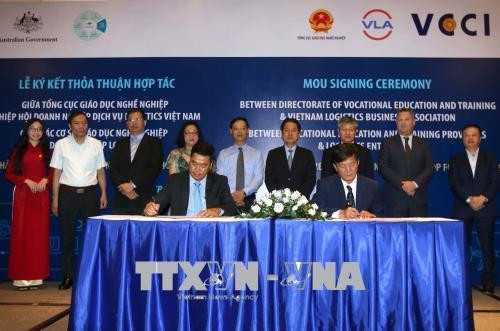 Đại diện các trường giáo dục nghề nghiệp và doanh nghiệp ngành logistics trong nước ký kết thỏa thuận hợp tác. Ảnh: Thanh Vũ-TTXVN Đại diện các trường giáo dục nghề nghiệp và doanh nghiệp ngành logistics trong nước ký kết thỏa thuận hợp tác. Ảnh: Thanh Vũ-TTXVN