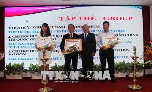 Ông Huỳnh Minh Thiện, Chủ tịch HUFO (thứ 2 từ phải sang) trao Bằng khen, Giấy khen của UBND Thành phố và HUFO cho đại diện tập thể có thành tích trong công tác thúc đẩy quan hệ hữu nghị giữa nhân dân Thành phố Hồ Chí Minh và Ấn Độ. Ảnh: Xuân Khu-TTXVN Ông Huỳnh Minh Thiện, Chủ tịch HUFO (thứ 2 từ phải sang) trao Bằng khen, Giấy khen của UBND Thành phố và HUFO cho đại diện tập thể có thành tích trong công tác thúc đẩy quan hệ hữu nghị giữa nhân dân Thành phố Hồ Chí Minh và Ấn Độ. Ảnh: Xuân Khu-TTXVN