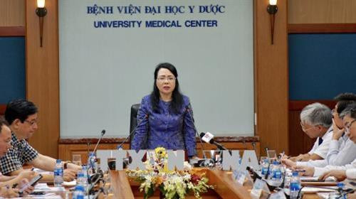 Bộ trưởng Bộ Y tế Nguyễn Thị Kim Tiến làm việc tại Bệnh viện Đại học Y dược Thành phố Hồ Chí Minh. Ảnh: Đinh Hằng - TTXVN Bộ trưởng Bộ Y tế Nguyễn Thị Kim Tiến làm việc tại Bệnh viện Đại học Y dược Thành phố Hồ Chí Minh. Ảnh: Đinh Hằng - TTXVN