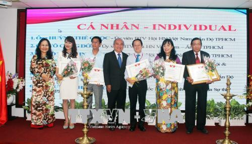 Ông Huỳnh Minh Thiện, Chủ tịch HUFO (giữa ) trao Bằng khen, Giấy khen của UBND Thành phố và HUFO cho các cá nhân có thành tích trong công tác thúc đẩy quan hệ hữu nghị giữa nhân dân Thành phố Hồ Chí Minh và Ấn Độ. Ảnh : Xuân Khu-TTXVN Ông Huỳnh Minh Thiện, Chủ tịch HUFO (giữa ) trao Bằng khen, Giấy khen của UBND Thành phố và HUFO cho các cá nhân có thành tích trong công tác thúc đẩy quan hệ hữu nghị giữa nhân dân Thành phố Hồ Chí Minh và Ấn Độ. Ảnh : Xuân Khu-TTXVN