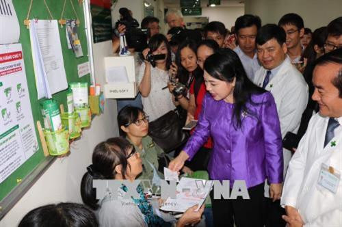 Bộ trưởng Bộ Y tế Nguyễn Thị Kim Tiến thăm hỏi bệnh nhân đang chờ khám bệnh tại Bệnh viện Hoàn Mỹ Sài Gòn. Ảnh: Đinh Hằng – TTXVN Bộ trưởng Bộ Y tế Nguyễn Thị Kim Tiến thăm hỏi bệnh nhân đang chờ khám bệnh tại Bệnh viện Hoàn Mỹ Sài Gòn. Ảnh: Đinh Hằng – TTXVN