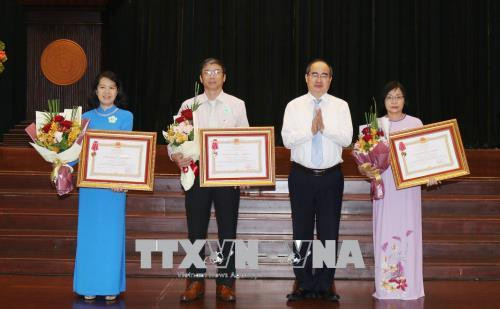 Đồng chí Nguyễn Thiện Nhân, Ủy viên Bộ Chính trị, Bí thư Thành ủy Thành phố Hồ Chí Minh trao Huân chương Lao động hạng Nhì cho các đơn vị xuất sắc. Ảnh: Thu Hoài – TTXVN Đồng chí Nguyễn Thiện Nhân, Ủy viên Bộ Chính trị, Bí thư Thành ủy Thành phố Hồ Chí Minh trao Huân chương Lao động hạng Nhì cho các đơn vị xuất sắc. Ảnh: Thu Hoài – TTXVN