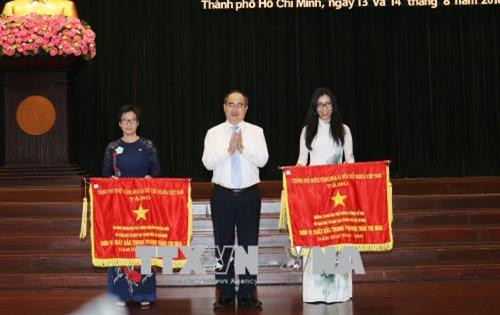 Đồng chí Nguyễn Thiện Nhân, Ủy viên Bộ Chính trị, Bí thư Thành ủy Thành phố Hồ Chí Minh trao Cờ thi đua của Chính phủ cho các đơn vị xuất sắc. Ảnh: Thu Hoài – TTXVN Đồng chí Nguyễn Thiện Nhân, Ủy viên Bộ Chính trị, Bí thư Thành ủy Thành phố Hồ Chí Minh trao Cờ thi đua của Chính phủ cho các đơn vị xuất sắc. Ảnh: Thu Hoài – TTXVN