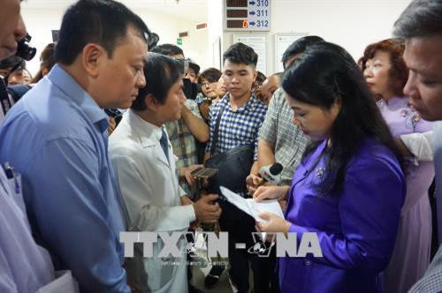 Bộ trưởng Bộ Y tế Nguyễn Thị Kim Tiến kiểm tra đơn thuốc được kê tại Bệnh viện Hoàn Mỹ Sài Gòn. Ảnh: Đinh Hằng – TTXVN Bộ trưởng Bộ Y tế Nguyễn Thị Kim Tiến kiểm tra đơn thuốc được kê tại Bệnh viện Hoàn Mỹ Sài Gòn. Ảnh: Đinh Hằng – TTXVN