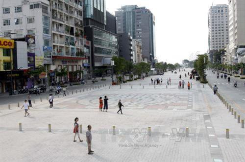 Người dân vào tham quan Quảng trường phố đi bộ Nguyễn Huệ. Ảnh: Hoàng Hải-TTXVN