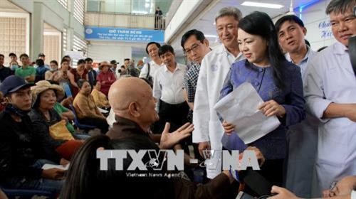 Bộ trưởng Bộ Y tế Nguyễn Thị Kim Tiến thăm hỏi bệnh nhân đang chờ khám bệnh tại Bệnh viện Chợ Rẫy Thành phố Hồ Chí Minh. Ảnh: Đinh Hằng – TTXVN Bộ trưởng Bộ Y tế Nguyễn Thị Kim Tiến thăm hỏi bệnh nhân đang chờ khám bệnh tại Bệnh viện Chợ Rẫy Thành phố Hồ Chí Minh. Ảnh: Đinh Hằng – TTXVN