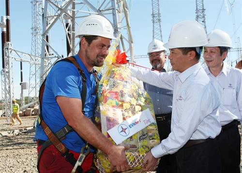 Lãnh đạo Tổng công ty Truyền tải điện Quốc gia tặng quả Tết các chuyên gia, kỹ sư và công nhân đang tham gia xây dựng dự án Trạm biến áp 500kV Pleiku 2 Lãnh đạo Tổng công ty Truyền tải điện Quốc gia tặng quả Tết các chuyên gia, kỹ sư và công nhân đang tham gia xây dựng dự án Trạm biến áp 500kV Pleiku 2