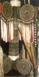 Người Co có nhiều loại cột đâm trâu, "cột phướn" là loại quan trọng nhất, với nhiều bộ phận, nhiều hoạ tiết hoa văn. Trong ảnh là vải mô típ trang trí trên laval - một thành tố của cây "cột phướn"; được treo cao, chính giữa gian khách trong ngôi nhà gia chủ.