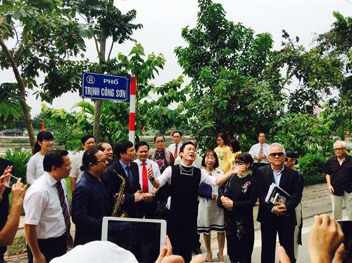 Ca sĩ Tùng Dương và nghệ sĩ saxophone Trần Mạnh Tuấn biểu diễn tại lễ đặt tên phố Trịnh Công Sơn. Ảnh: baotintuc.vn Ca sĩ Tùng Dương và nghệ sĩ saxophone Trần Mạnh Tuấn biểu diễn tại lễ đặt tên phố Trịnh Công Sơn. Ảnh: baotintuc.vn