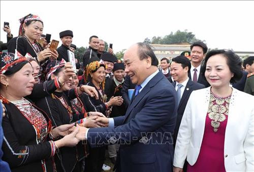 Thủ tướng Nguyễn Xuân Phúc thăm hỏi, chúc Tết đồng bào dân tộc huyện Trấn Yên. Ảnh: Thống Nhất – TTXVN Thủ tướng Nguyễn Xuân Phúc thăm hỏi, chúc Tết đồng bào dân tộc huyện Trấn Yên. Ảnh: Thống Nhất – TTXVN