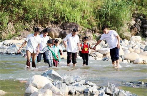 Giáo viên Trường Phổ thông dân tộc bán trú Tiểu học Nậm Xe, huyện Phong Thổ xuống bản để vận động và trực tiếp đưa các em học sinh đến lớp. Ảnh: Công Tuyên-TTXVN Giáo viên Trường Phổ thông dân tộc bán trú Tiểu học Nậm Xe, huyện Phong Thổ xuống bản để vận động và trực tiếp đưa các em học sinh đến lớp. Ảnh: Công Tuyên-TTXVN
