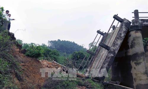 Sau mưa bão, không chỉ có đê kè, mà nhiều công trình giao thông của Hà Tĩnh cũng bị hương hỏng nặng. Trong ảnh: Cầu Khe Bượm, xã Hương Thọ, huyện Vũ Quang bị gẫy làm đôi do mưa bão. Ảnh: Công Tường - TTXVN