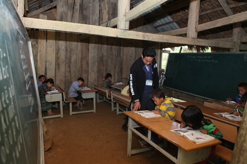 Phòng học tạm tranh tre kết hợp với lớp ghép không đảm bảo cho việc dạy và học cho học sinh tại điểm trường Huổi Pươi, thuộc Trường Tiểu học xã Nậm Giôn, huyện Mường La. Phòng học tạm tranh tre kết hợp với lớp ghép không đảm bảo cho việc dạy và học cho học sinh tại điểm trường Huổi Pươi, thuộc Trường Tiểu học xã Nậm Giôn, huyện Mường La.