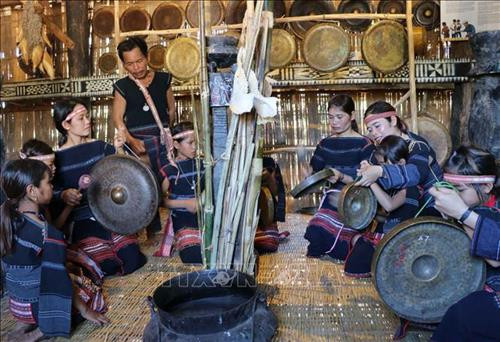 Truyền dạy văn hóa dân tộc cho thế hệ trẻ đang được người dân tộc thiểu số tại Gia Lai chú trọng. Ảnh: Hồng Điệp - TTXVN Truyền dạy văn hóa dân tộc cho thế hệ trẻ đang được người dân tộc thiểu số tại Gia Lai chú trọng. Ảnh: Hồng Điệp - TTXVN