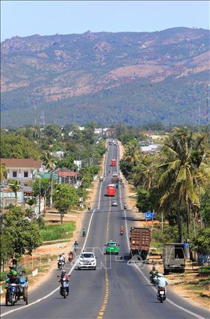 Vẻ đẹp hàng thông tại khu vực biển hồ Pleiku. Ảnh: Thành Đạt – TTXVN Hệ thống giao thông nhiều dốc, uốn lượn bám theo địa hình tự nhiên tạo nên 1 vẻ đẹp rất riêng của phố núi Pleiku. Ảnh: Thành Đạt – TTXVN Vẻ đẹp hàng thông tại khu vực biển hồ Pleiku. Ảnh: Thành Đạt – TTXVN Hệ thống giao thông nhiều dốc, uốn lượn bám theo địa hình tự nhiên tạo nên 1 vẻ đẹp rất riêng của phố núi Pleiku. Ảnh: Thành Đạt – TTXVN