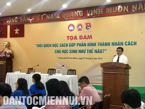 Ông Lê Hoàng, Phó Chủ tịch Hội Xuất bản Việt Nam phát biểu tại tọa đàm