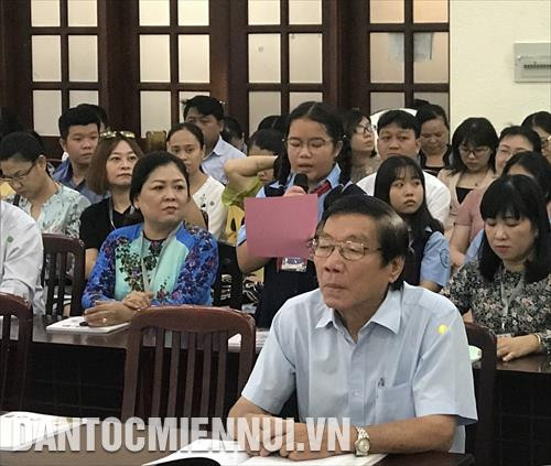 Em Lê Nguyễn Vân Anh, học sinh lớp 5 trường Tiểu học Trịnh Thị Trinh, Quận 10, TP.HCM trình bày tham luận tại tọa đàm