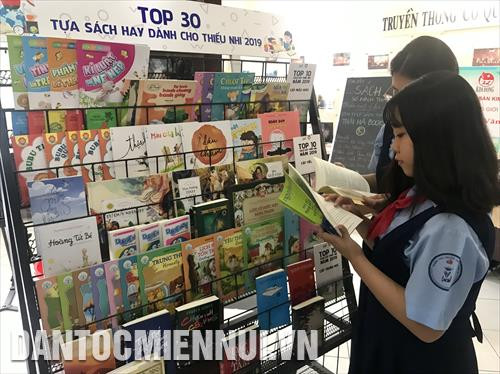 Các em học sinh tại khu vực trưng bày những Top 30 tựa sách hay dành cho thiếu nhi năm 2019