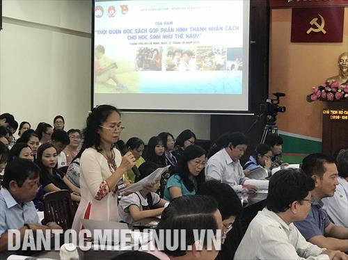 Cô Đỗ Hoàng Mai, giáo viên trường Tiểu học Trần Văn Ơn, Quận 11, TP.HCM trình bày tham luận tại tọa đàm