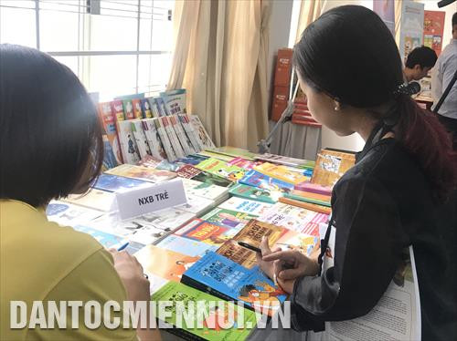 Các đại biểu tìm hiểu sách tại gian hàng của Nhà xuất bản Trẻ