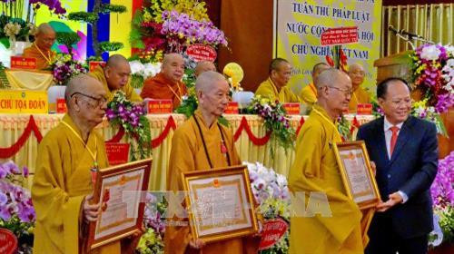 Đại diện tập thể và cá nhân có cống hiến to lớn trong sự nghiệp phát triển giáo hội đón nhận Huân chương Lao động Hạng I và III của Chủ tịch Nước trao tặng. Ảnh: Thế Anh-TTXVN Đại diện tập thể và cá nhân có cống hiến to lớn trong sự nghiệp phát triển giáo hội đón nhận Huân chương Lao động Hạng I và III của Chủ tịch Nước trao tặng. Ảnh: Thế Anh-TTXVN