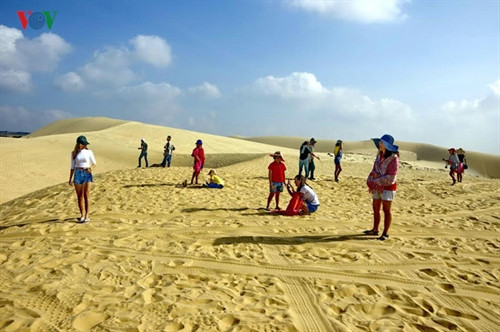 Nếu Mũi Né nhộn nhịp du khách thì Bàu Trắng vẫn còn hoang sơ, chưa đông người đến