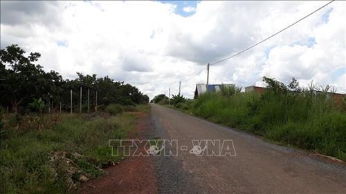 Đường vào Khu định canh, định cư Lộc Thành được thảm nhựa khang trang, giúp bà con đi lại thuận tiện. Ảnh: K GỬIH –TTXVN Đường vào Khu định canh, định cư Lộc Thành được thảm nhựa khang trang, giúp bà con đi lại thuận tiện. Ảnh: K GỬIH –TTXVN