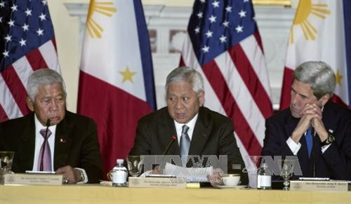Ảnh (tư liệu): Ngoại trưởng Philippines Albert Del Rosario (giữa) trong một cuộc họp với Ngoại trưởng Mỹ John Kerry (phải) và Bộ trưởng Quốc phòng Philippines Voltaire Gazmin (trái) tại thủ đô Washington, Mỹ ngày 12/1. AFP/TTXVN