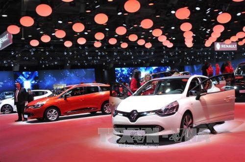 Các hãng ô tô lớn đều giới thiệu các loại xe thân thiện với môi trường tại triển lãm. Ảnh: Hương Giang – PV TTXVN tại Bỉ Các hãng ô tô lớn đều giới thiệu các loại xe thân thiện với môi trường tại triển lãm. Ảnh: Hương Giang – PV TTXVN tại Bỉ