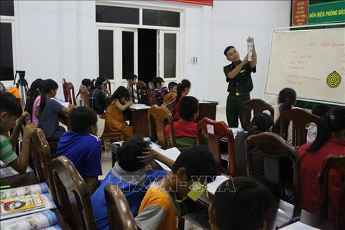 Thiếu tá Nguyễn Tuấn Hình trong giờ lên lớp dạy tiếng Anh cho các học sinh trên đảo Bích Đầm. Ảnh: Phan Sáu - TTXVN Thiếu tá Nguyễn Tuấn Hình trong giờ lên lớp dạy tiếng Anh cho các học sinh trên đảo Bích Đầm. Ảnh: Phan Sáu - TTXVN
