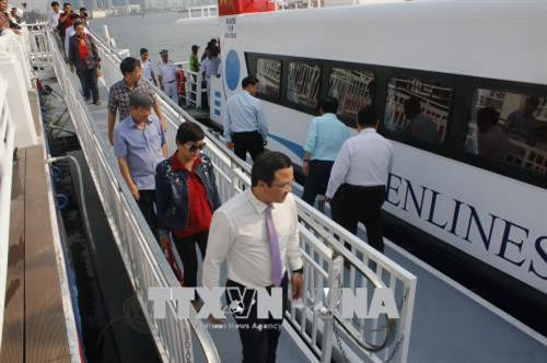 Hành khách lên tàu đi tuyến cao tốc Thành phố Hồ Chí Minh - Cần Giờ - Vũng Tàu. Ảnh: Hoàng Hải-TTXVN