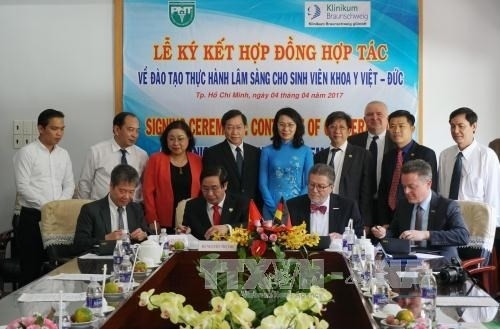 Mỗi độ tháng Tư về, hình ảnh chiếc xe đạp cũ cùng giỏ hoa loa kèn mang sắc trắng tinh khôi dường như đã trở thành biểu tượng của phố phường Hà Nội. Mỗi độ tháng Tư về, hình ảnh chiếc xe đạp cũ cùng giỏ hoa loa kèn mang sắc trắng tinh khôi dường như đã trở thành biểu tượng của phố phường Hà Nội.