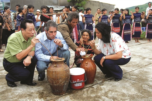 Men say rượu cần cuốn hút du khách trong và ngoài nước