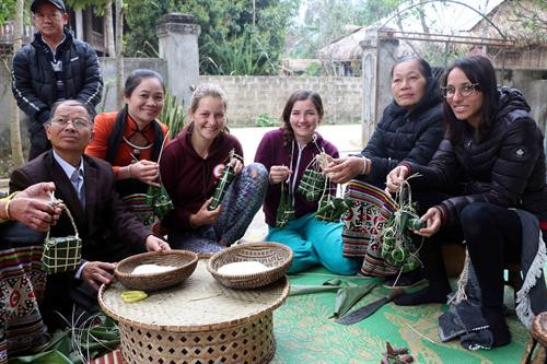 Du khách thích thú với các sản phẩm từ thổ cẩm của đồng bào Thái. Ảnh: Bích Huệ - TTXVN Du khách trải nghiệm đánh cồng chiêng của đồng bào Thái. Ảnh: Bích Huệ - TTXVN Du khách tham gia múa sạp với đồng bào dân tộc Thái. Ảnh: Bích Huệ - TTXVN .... Thử trò chơi đi cà kheo của dân tộc Thái. Ảnh: Bích Huệ - TTXVN Du khách trải nghiệm cách gói bánh của đồng bào Thái. Ảnh: Bích Huệ - TTXVN Du khách thích thú với hoạt động gói bánh chưng và bánh ột, bánh mọc của đồng bào Thái. Ảnh: Bích Huệ - TTXVN ... và trải nghiệm nghề dệt thổ cẩm của đồng bào Thái. Ảnh: Bích Huệ - TTXVN Du khách hào hứng với những bánh chưng tự gói của mình. Ảnh: Bích Huệ - TTXVN