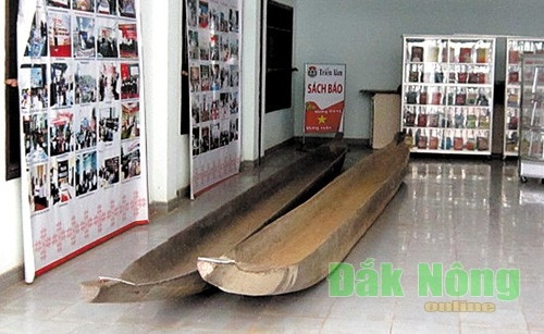 Thuyền độc mộc sưu tầm được trên lưu vực sông Krông Nô trưng bày tại Bảo tàng tỉnh. Anh Bằng