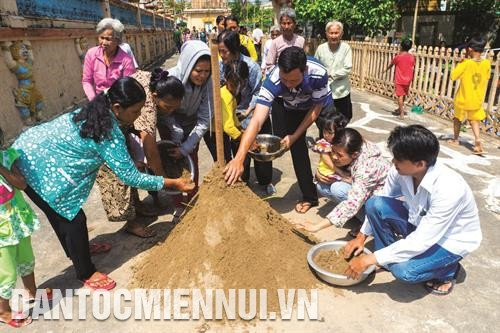 Tục "đắp núi cát" góp phần nâng cao ý thức bảo vệthiên nhiên môi trường cho người dân địa phương Tục "đắp núi cát" góp phần nâng cao ý thức bảo vệthiên nhiên môi trường cho người dân địa phương
