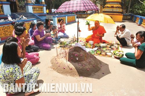 Các Phật tử tham gia tục "đắp núi cát" ngay trong khuôn viên chùa Các Phật tử tham gia tục "đắp núi cát" ngay trong khuôn viên chùa