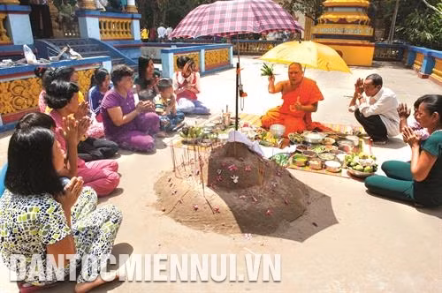Các Phật tử tham gia tục "đắp núi cát" ngay trong khuôn viên chùa