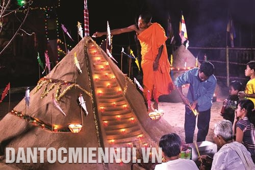 Núi cát ở chùa Xoài Xiêm mới (Trà Vinh) cao ngang đầu ngườivà có nhiều nấc thang tượng trưng cho những bước đường đời Núi cát ở chùa Xoài Xiêm mới (Trà Vinh) cao ngang đầu ngườivà có nhiều nấc thang tượng trưng cho những bước đường đời