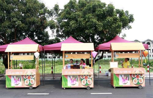 Các gian hàng tại phố đi bộ Trịnh Công Sơn sẽ bán những món ăn đặc sản của quận Tây Hồ như xôi Phú Thượng, bánh tôm Hồ Tây, bún ốc và đặc sản các miền. Ảnh: Quang Quyết-TTXVN